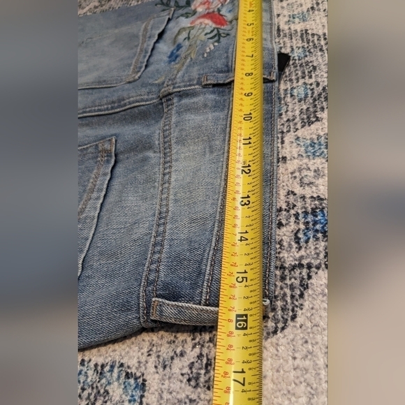 Express * Embroidered Floral Fray Hem Jean Skirt  NWT size 4 - Picture 3 of 5